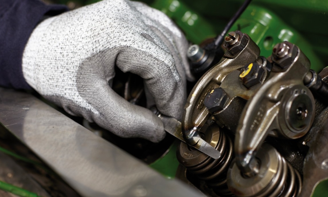 Hand eines Techniker am BHKW