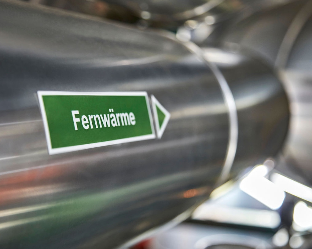 Fernwärmeleitung in Lütjenburg mit Schild versehen