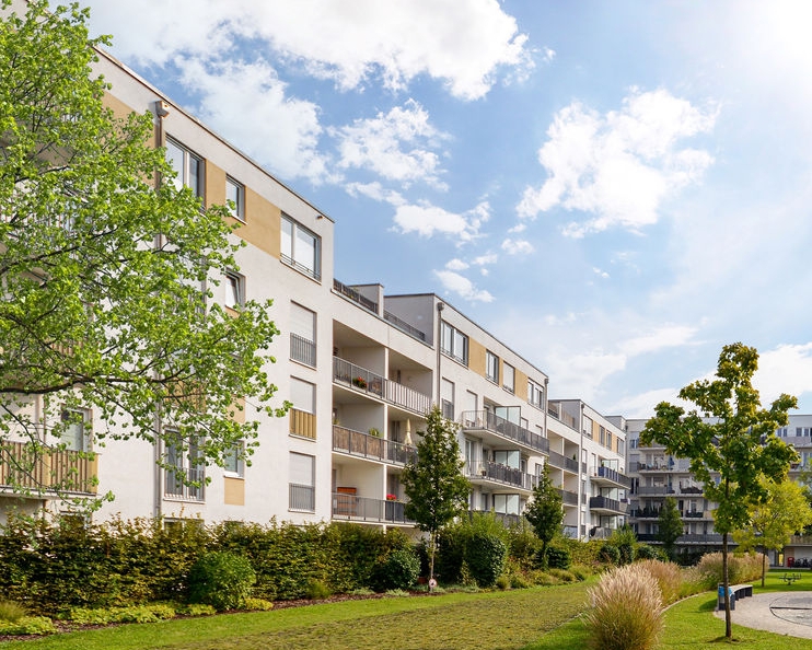 Blick in den grünen Innenhof eines Wohnquartiers