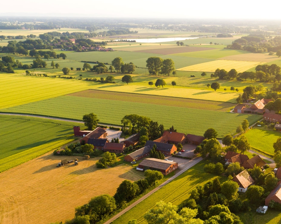 Eine Siedlung in grüner Landschaft